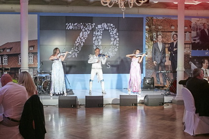 Шоу «Галактика» в клубе «Ш Е Л К» на 70-летии Sennheiser